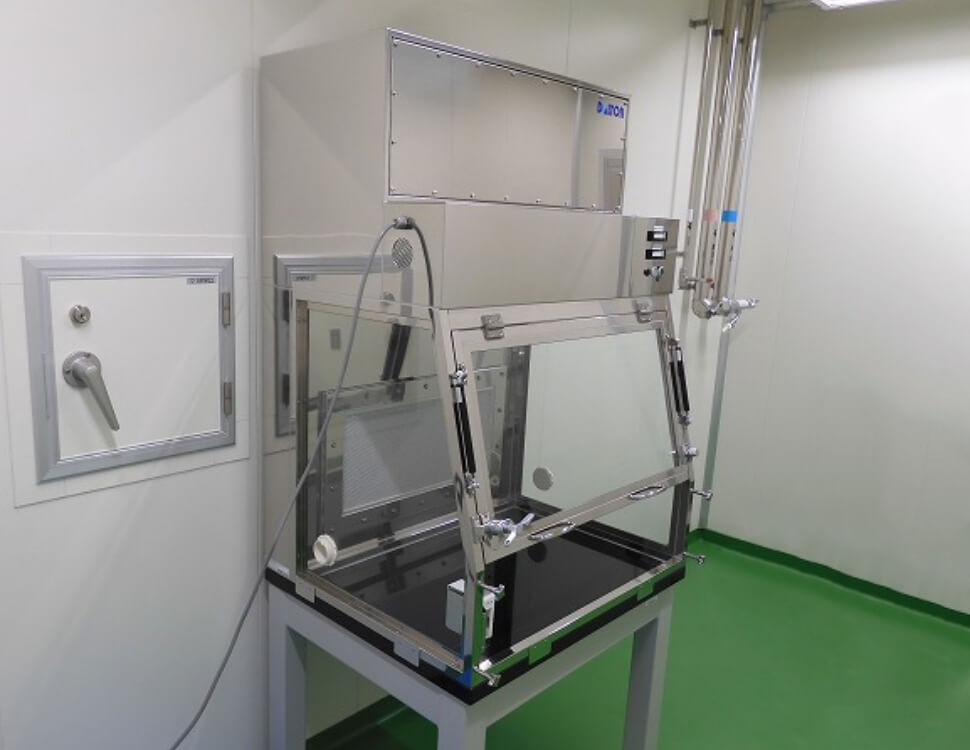 作業性を重視した開口高さと、作業におけるリスクに対応した排気HEPAフィルタの構成を実現