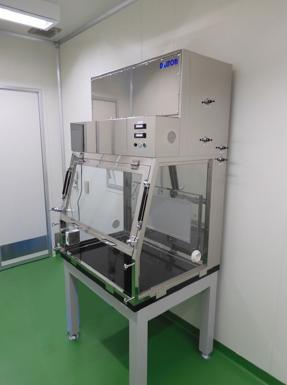 作業性を重視した開口高さと、作業におけるリスクに対応した排気HEPAフィルタの構成を実現