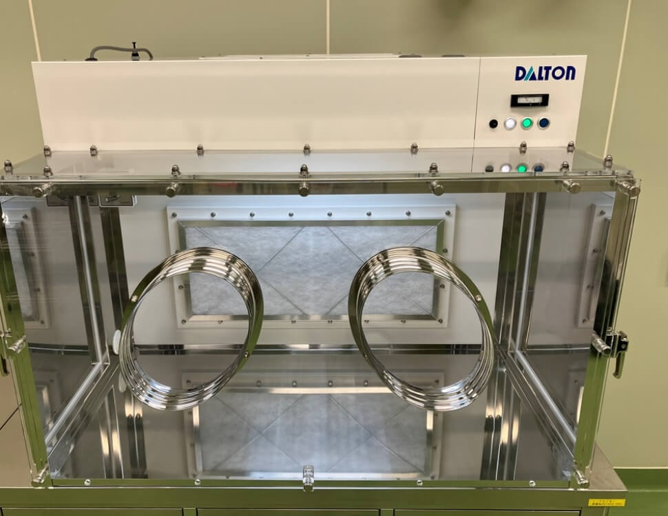 異なる作業高さに柔軟に対応可能な封じ込めキャビネット